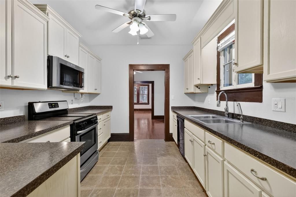 待售: $565,000 (3 贝兹, 2 浴室, 1383 平方英尺)