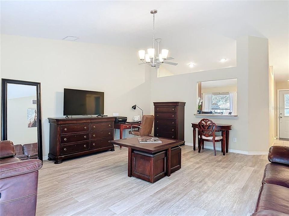 На продажу: $275,000 (3 спален, 2 ванн, 1204 Квадратных фут)