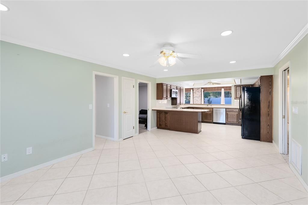 For Sale: $399,999 (4 beds, 2 baths, 2860 Square Feet)