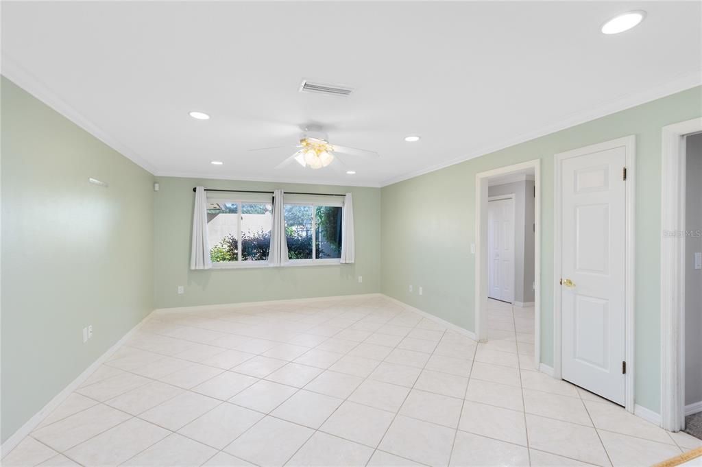 For Sale: $399,999 (4 beds, 2 baths, 2860 Square Feet)