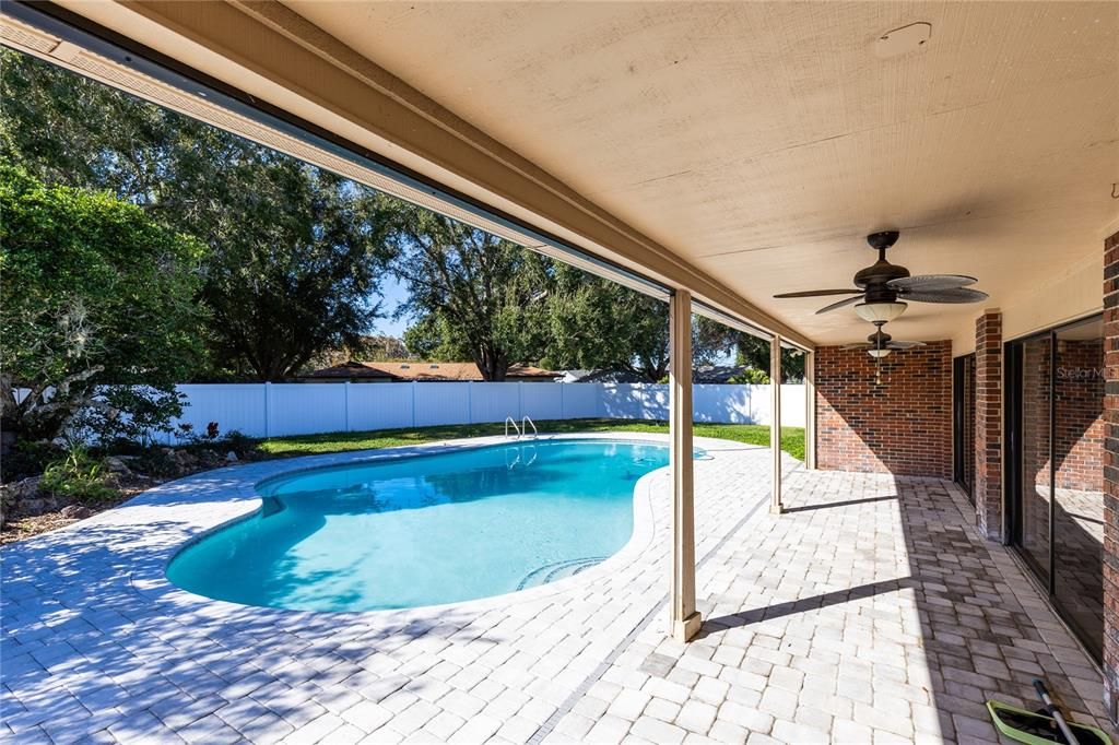 For Sale: $399,999 (4 beds, 2 baths, 2860 Square Feet)