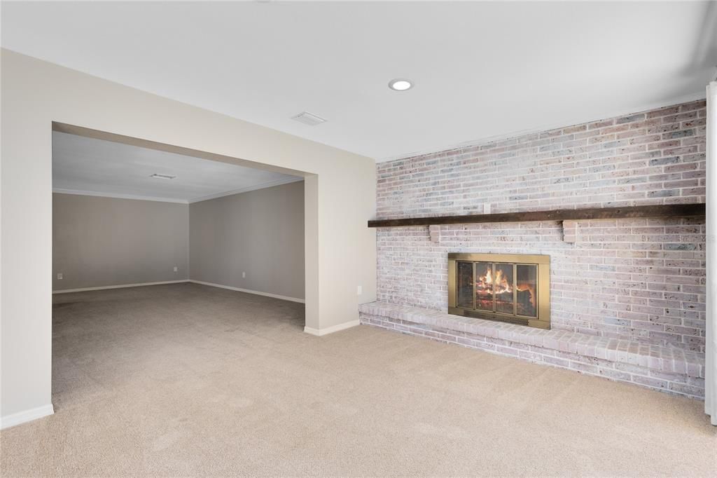 For Sale: $399,999 (4 beds, 2 baths, 2860 Square Feet)