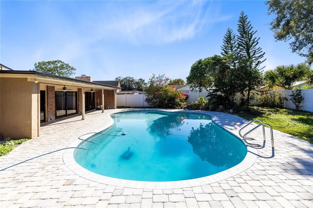 For Sale: $399,999 (4 beds, 2 baths, 2860 Square Feet)