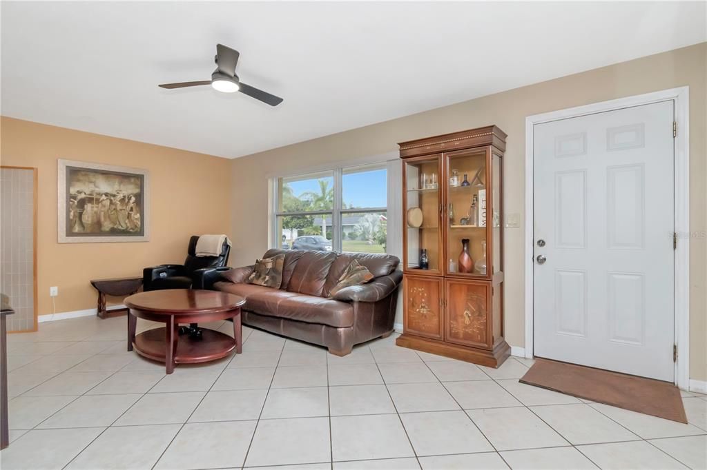 For Sale: $389,900 (2 beds, 2 baths, 1211 Square Feet)