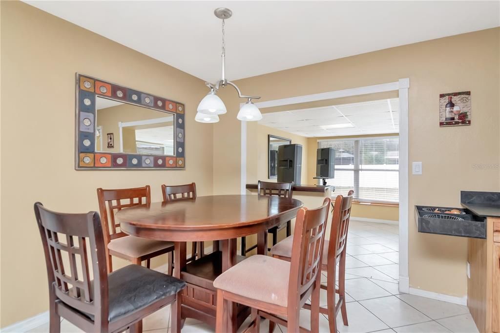 For Sale: $389,900 (2 beds, 2 baths, 1211 Square Feet)