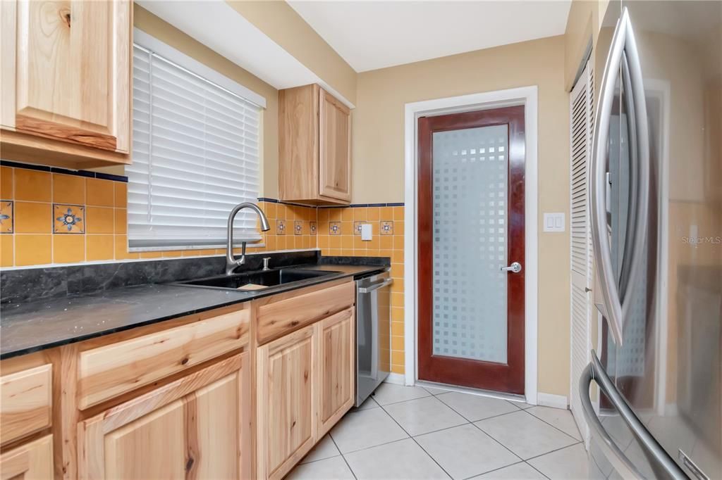 For Sale: $389,900 (2 beds, 2 baths, 1211 Square Feet)