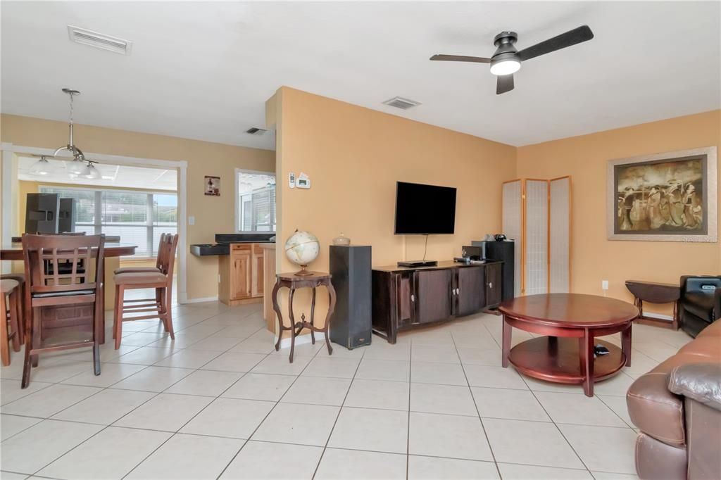 For Sale: $389,900 (2 beds, 2 baths, 1211 Square Feet)