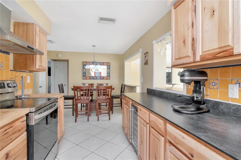 For Sale: $389,900 (2 beds, 2 baths, 1211 Square Feet)