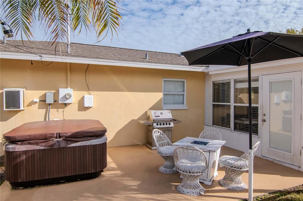 For Sale: $389,900 (2 beds, 2 baths, 1211 Square Feet)