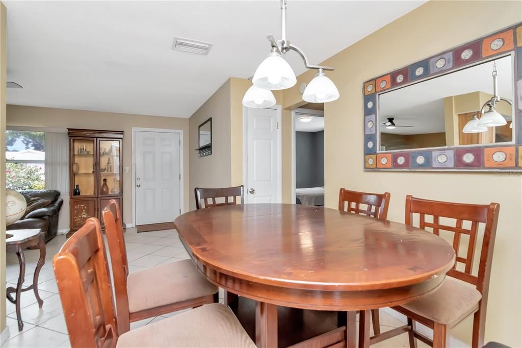For Sale: $389,900 (2 beds, 2 baths, 1211 Square Feet)