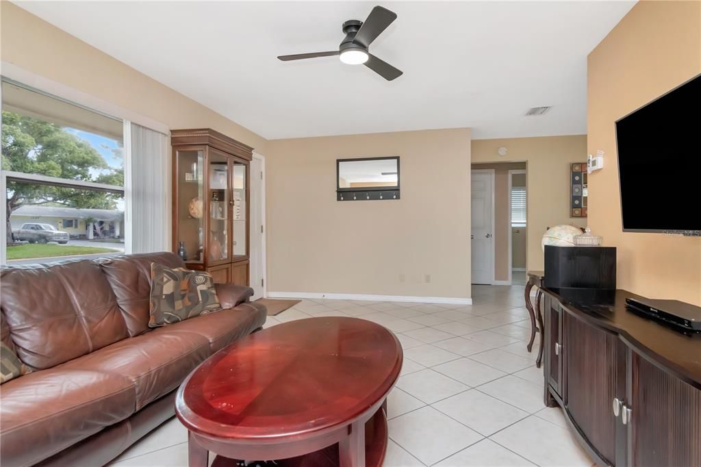 For Sale: $389,900 (2 beds, 2 baths, 1211 Square Feet)