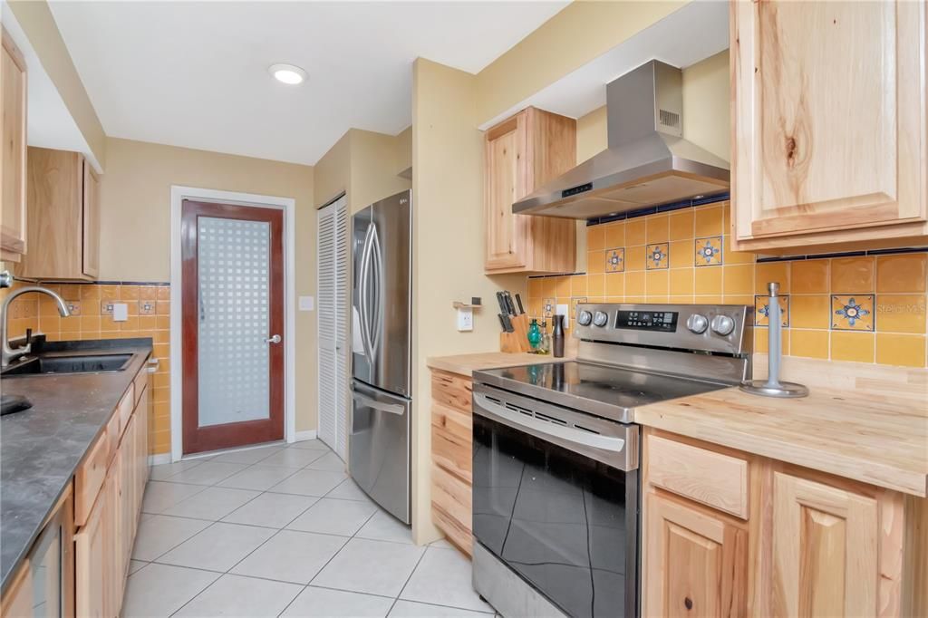 For Sale: $389,900 (2 beds, 2 baths, 1211 Square Feet)