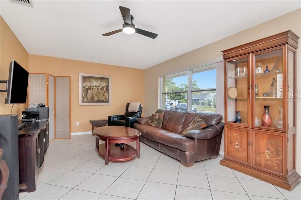 For Sale: $389,900 (2 beds, 2 baths, 1211 Square Feet)