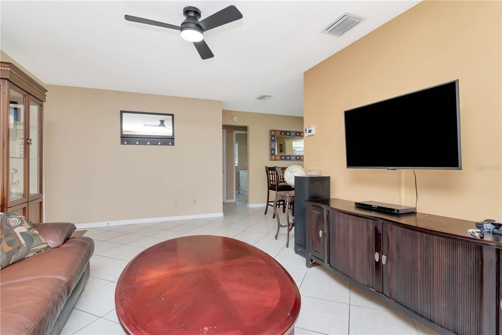For Sale: $389,900 (2 beds, 2 baths, 1211 Square Feet)