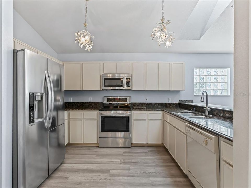 En Venta: $395,000 (3 camas, 3 baños, 2233 Pies cuadrados)