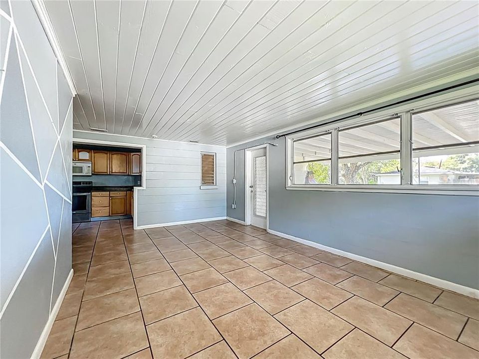 For Rent: $1,700 (3 beds, 1 baths, 1104 Square Feet)