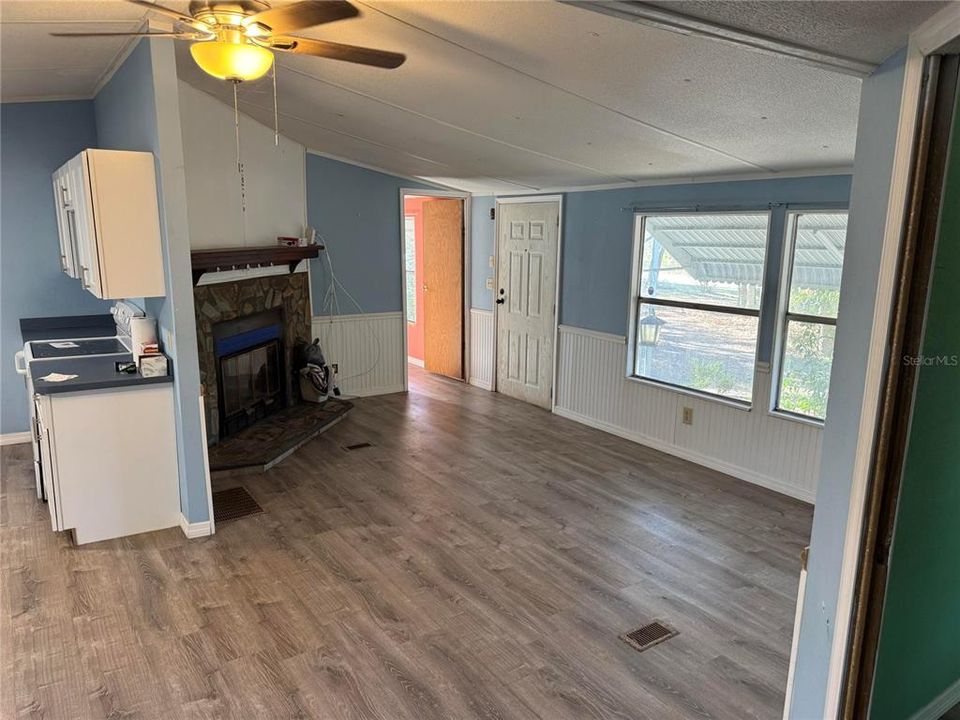 For Sale: $199,500 (3 beds, 2 baths, 1056 Square Feet)