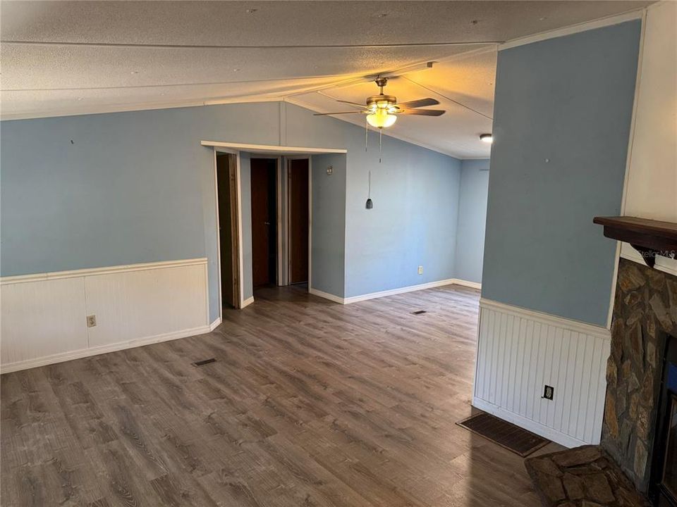 For Sale: $199,500 (3 beds, 2 baths, 1056 Square Feet)