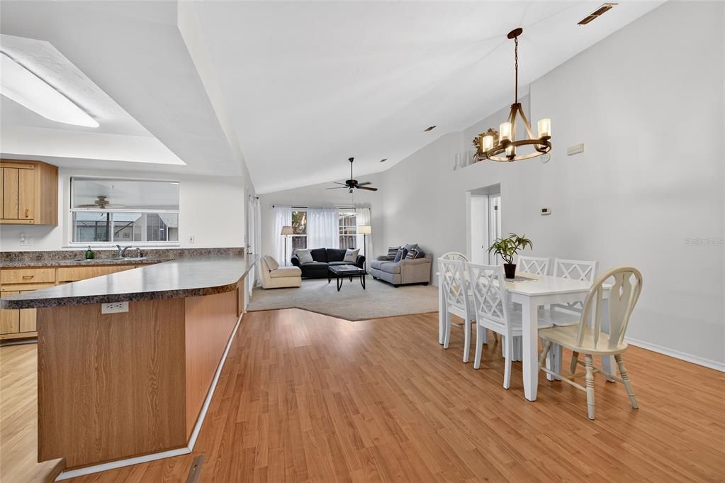 En Venta: $349,000 (3 camas, 2 baños, 1385 Pies cuadrados)