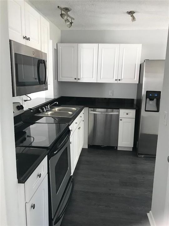 出租: $2,000 (2 贝兹, 2 浴室, 1336 平方英尺)