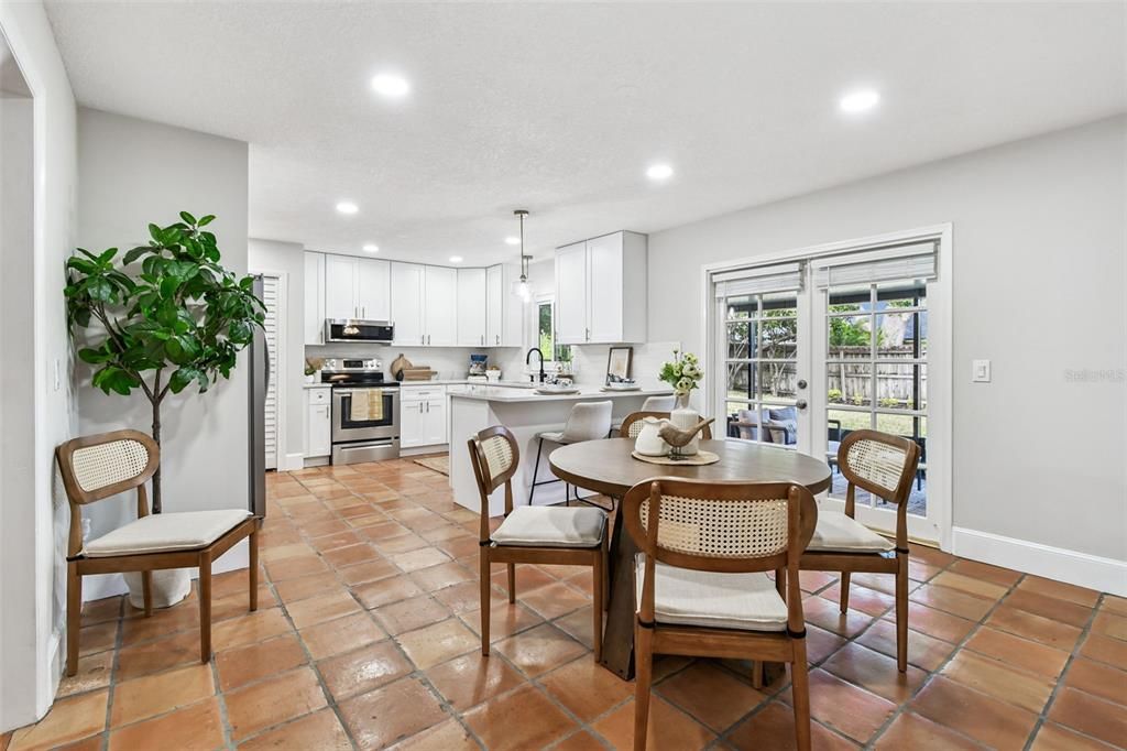 合同活跃: $550,000 (3 贝兹, 2 浴室, 1804 平方英尺)