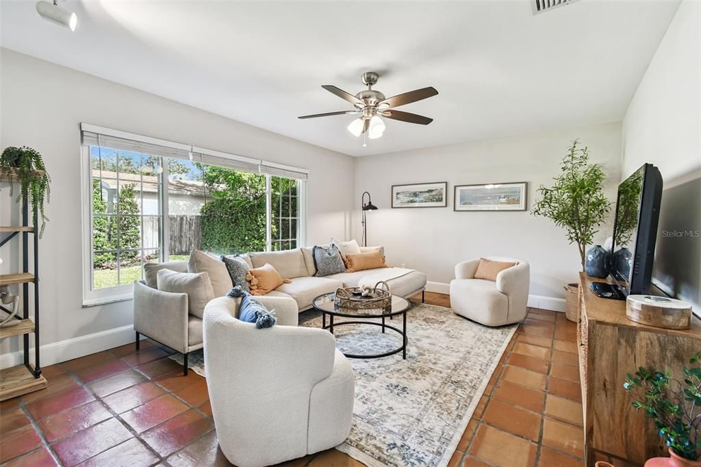 合同活跃: $550,000 (3 贝兹, 2 浴室, 1804 平方英尺)