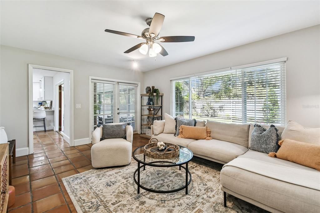 合同活跃: $550,000 (3 贝兹, 2 浴室, 1804 平方英尺)