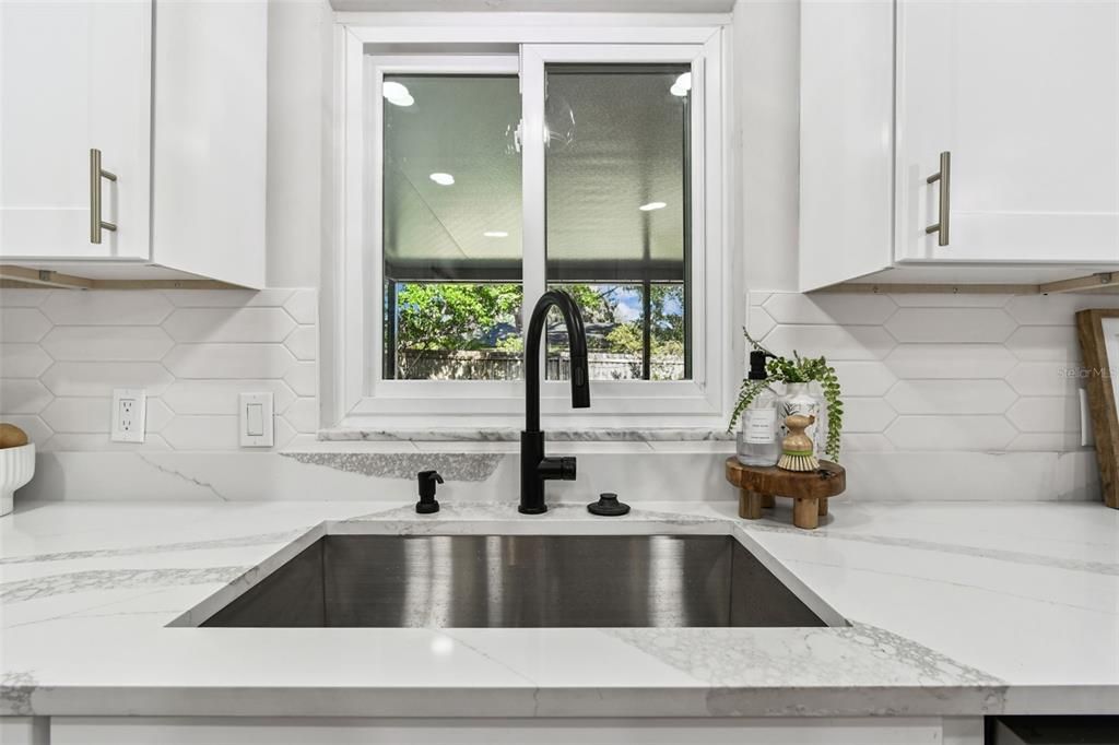 合同活跃: $550,000 (3 贝兹, 2 浴室, 1804 平方英尺)