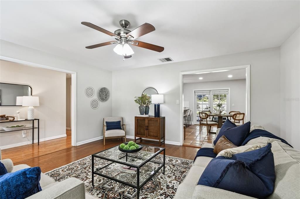 合同活跃: $550,000 (3 贝兹, 2 浴室, 1804 平方英尺)