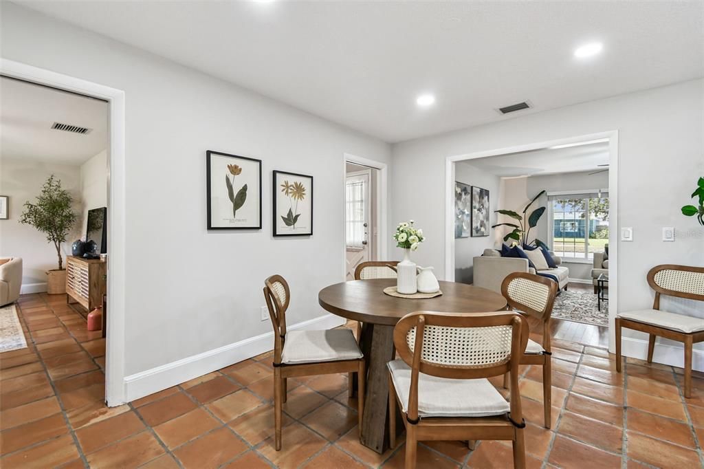 合同活跃: $550,000 (3 贝兹, 2 浴室, 1804 平方英尺)