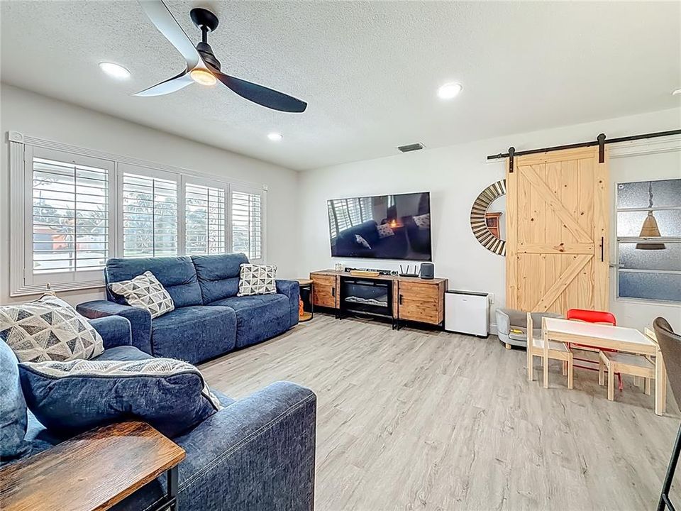 待售: $429,900 (2 贝兹, 2 浴室, 1278 平方英尺)