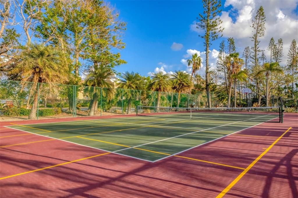 For Sale: $675,000 (2 beds, 2 baths, 756 Square Feet)