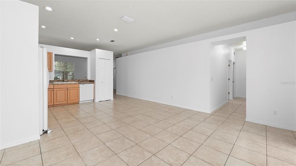 For Sale: $360,000 (4 beds, 2 baths, 1724 Square Feet)