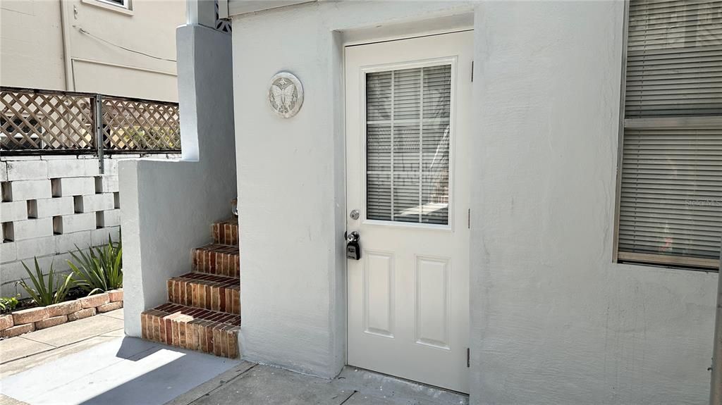 出租: $1,675 (1 贝兹, 1 浴室, 420 平方英尺)