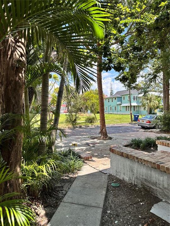 出租: $1,675 (1 贝兹, 1 浴室, 420 平方英尺)