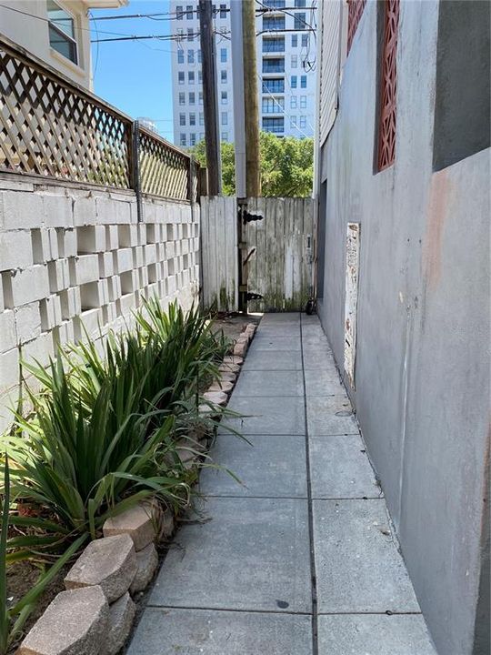 出租: $1,675 (1 贝兹, 1 浴室, 420 平方英尺)