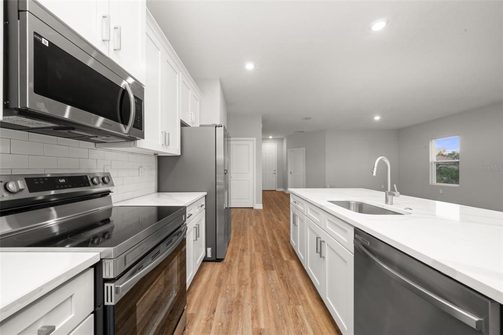 На продажу: $375,000 (4 спален, 3 ванн, 1990 Квадратных фут)