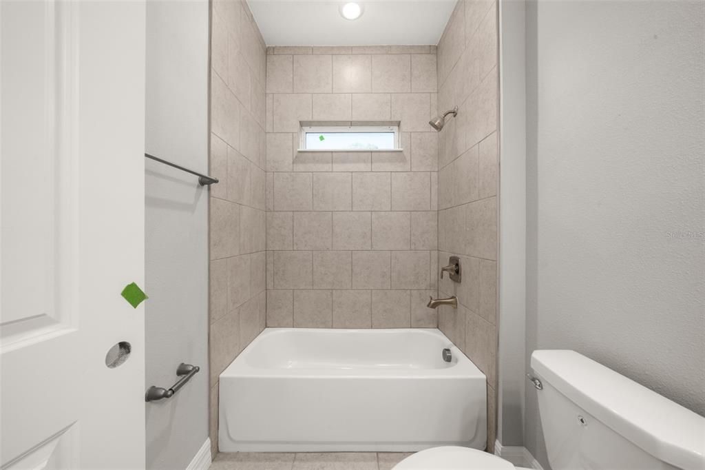 На продажу: $375,000 (4 спален, 3 ванн, 1990 Квадратных фут)