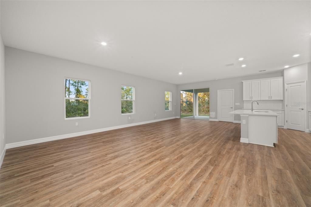 На продажу: $375,000 (4 спален, 3 ванн, 1990 Квадратных фут)