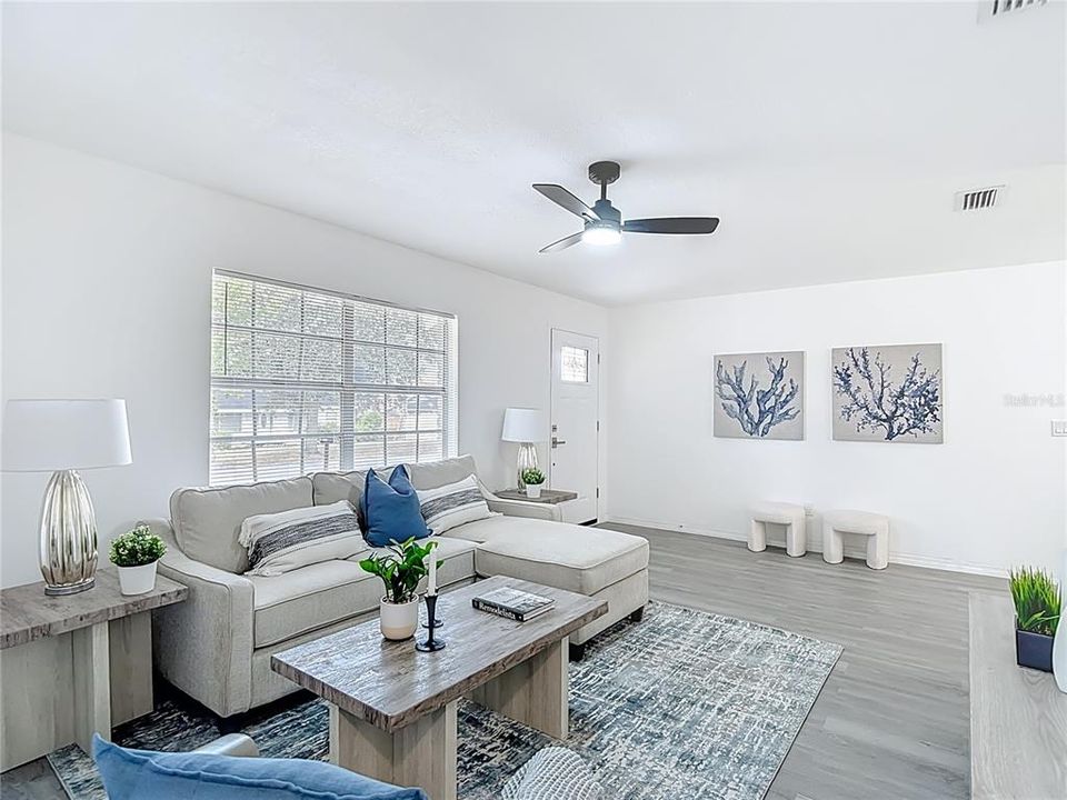 待售: $275,000 (2 贝兹, 1 浴室, 816 平方英尺)