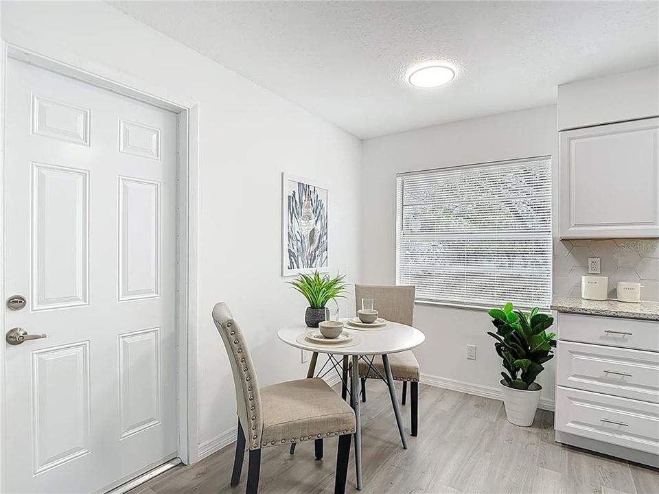 待售: $275,000 (2 贝兹, 1 浴室, 816 平方英尺)