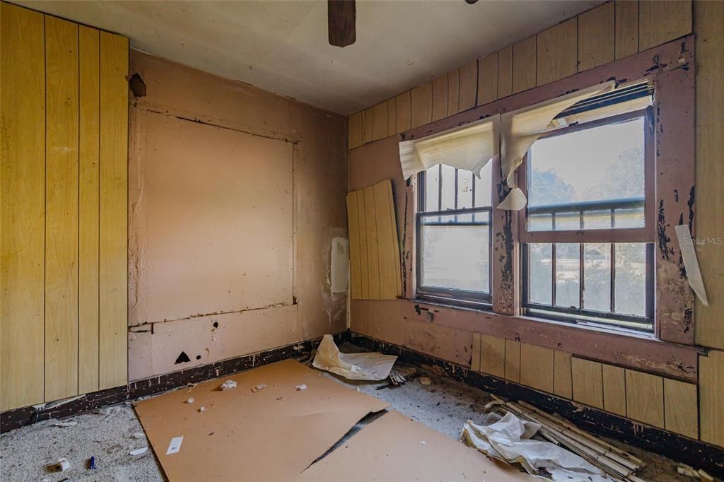 For Sale: $69,000 (3 beds, 2 baths, 1072 Square Feet)