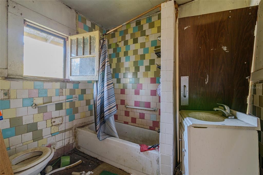 For Sale: $69,000 (3 beds, 2 baths, 1072 Square Feet)