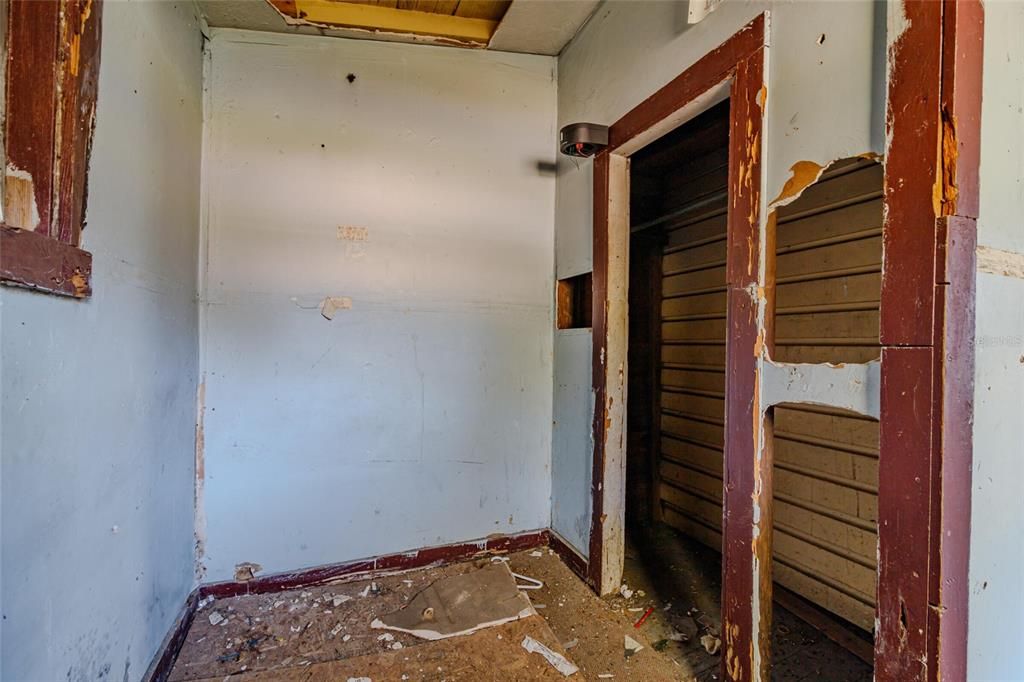 For Sale: $69,000 (3 beds, 2 baths, 1072 Square Feet)