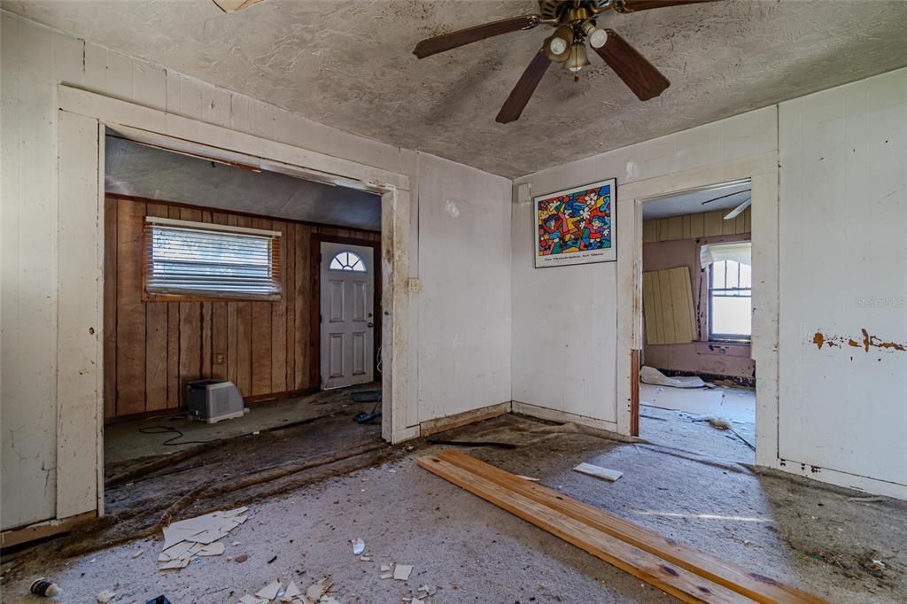 For Sale: $69,000 (3 beds, 2 baths, 1072 Square Feet)