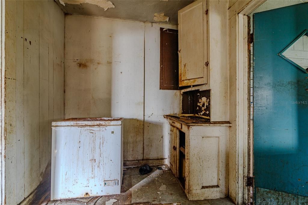 For Sale: $69,000 (3 beds, 2 baths, 1072 Square Feet)