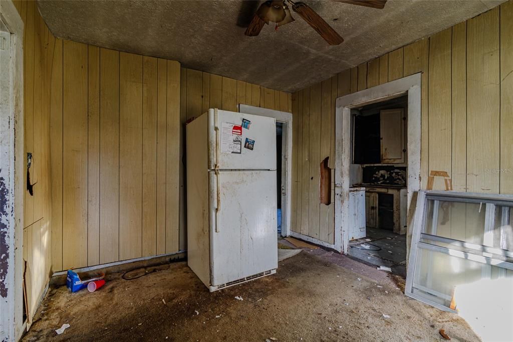 For Sale: $69,000 (3 beds, 2 baths, 1072 Square Feet)