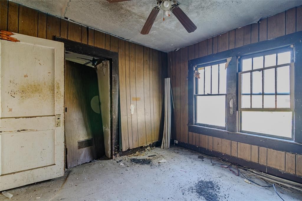 For Sale: $69,000 (3 beds, 2 baths, 1072 Square Feet)