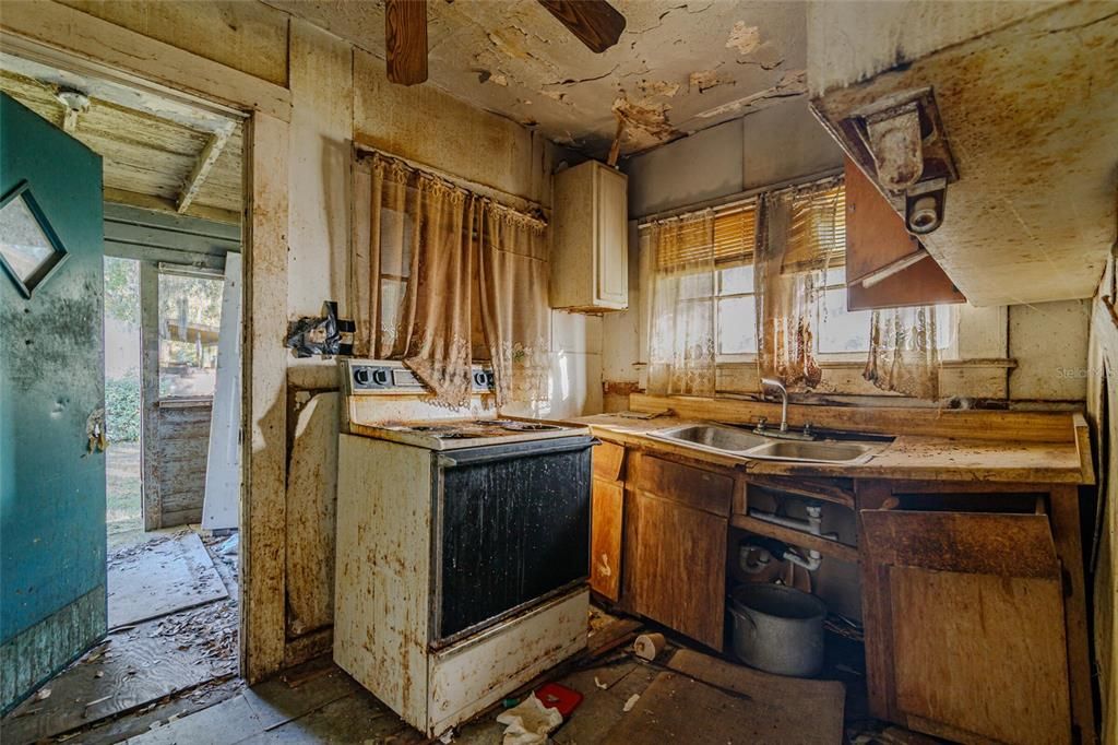 For Sale: $69,000 (3 beds, 2 baths, 1072 Square Feet)