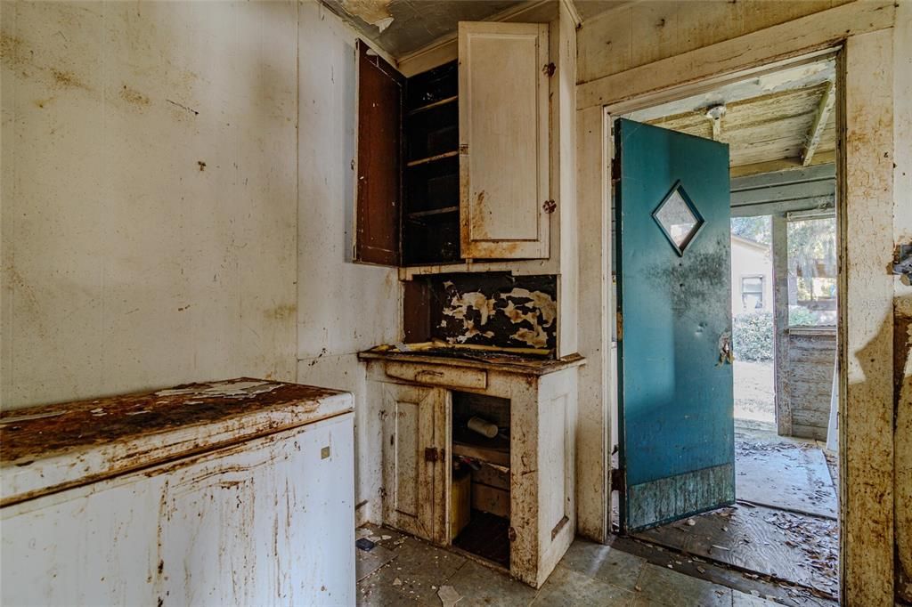 For Sale: $69,000 (3 beds, 2 baths, 1072 Square Feet)